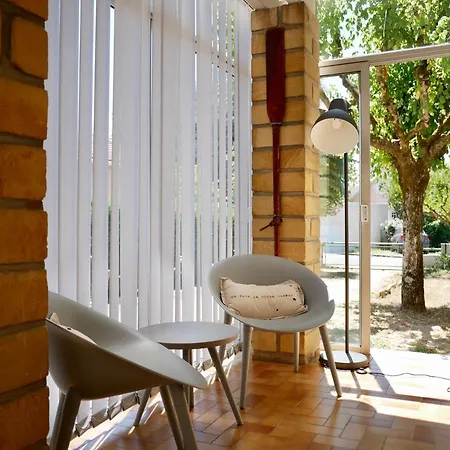 Holiday home Aux Lagerstroemias *
