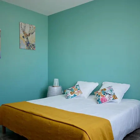 Holiday home Aux Lagerstroemias *
